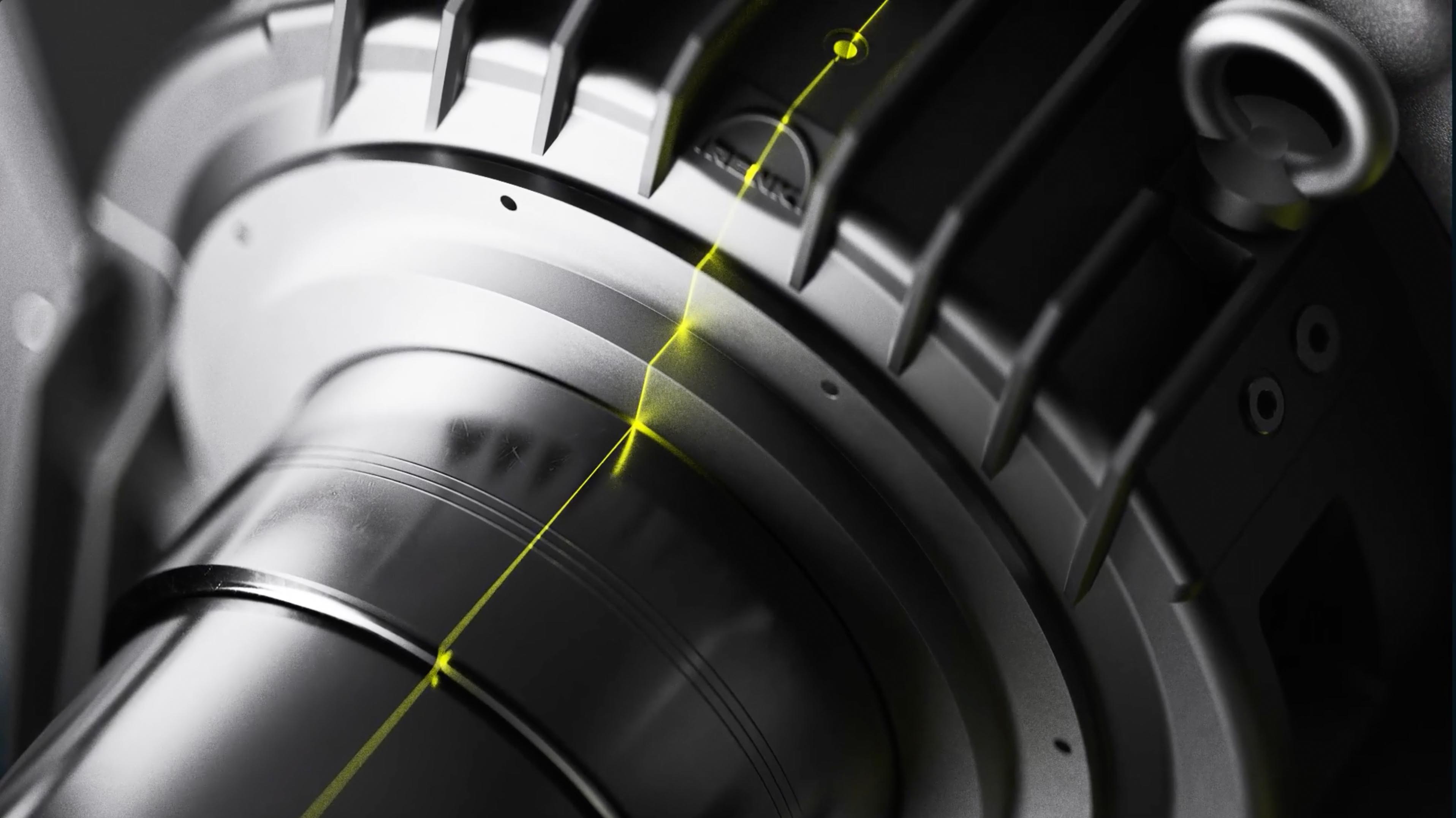 Nahaufnahme eines Motors von Innomotics mit fokussierter Lasermarkierung