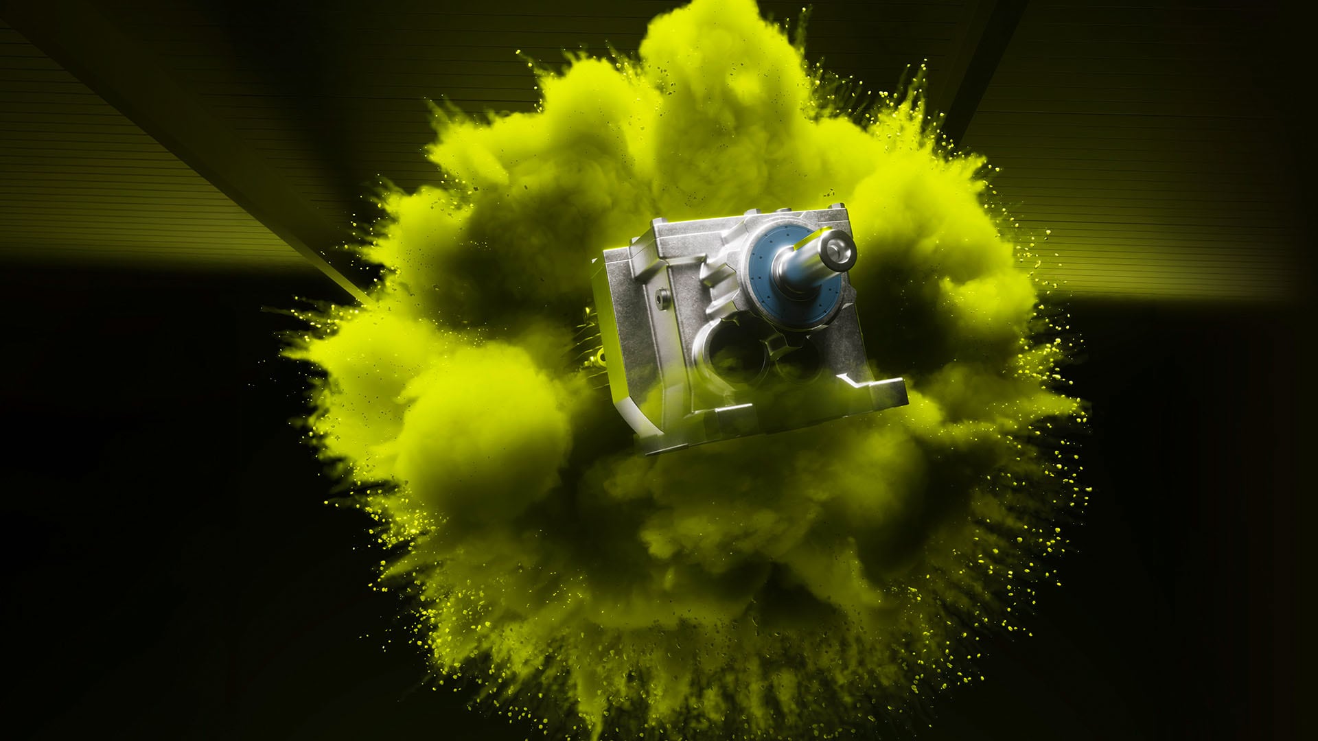Getriebemotor von Innomotics, das aus einer gelben Pulver-Explosion heraus inszeniert wird.