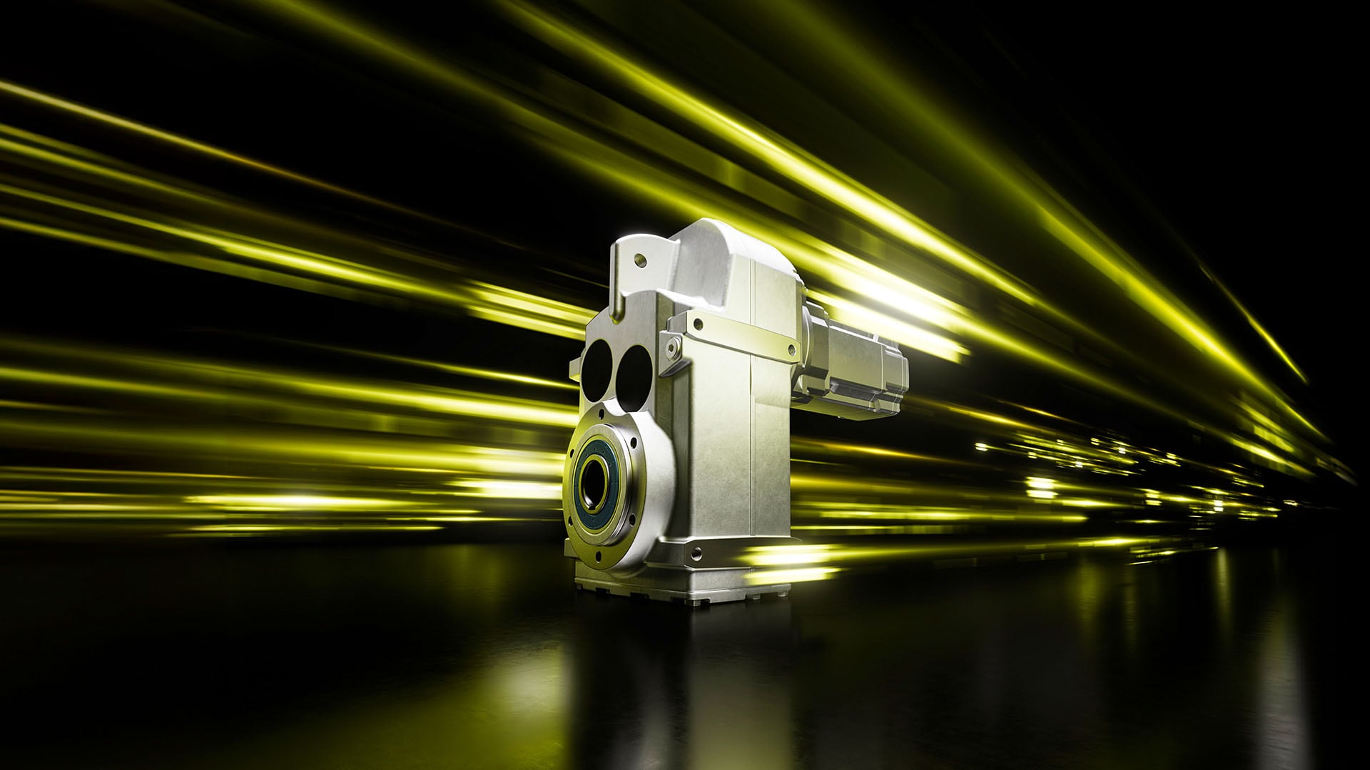Silberner Getriebemotor von Innomotics vor schnellen, gelb leuchtenden Lichtstreifen.