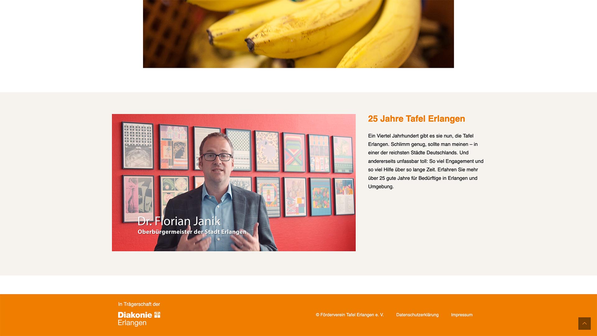 Dr. Florian Janik in einem Videostill vor farbigen Kunstwerken; Begleittext zu 25 Jahren Tafel Erlangen.